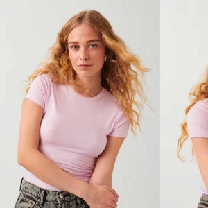 Ljusrosa t-shirt - Snygg ljusrosa t-shirt med korta ärmar och rund hals. Perfekt för en avslappnad stil och kan enkelt matchas med jeans eller kjol.