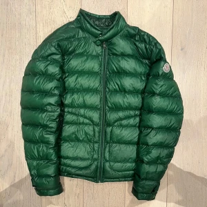 Moncler acorus jacka - Moncler jacka herr | Skick: 8,5/10 | En av öglorna/handtaget till ena fickan vid dragkedjan har lossnat, går fortfarande att öppna/stänga (fråga om bild eller vid frågor) | Pris - 3899 kr | Storlek 5/XL | OBS! Vi rekommenderar att gå upp en storlek då storlekarna på moncler är väldigt små | Fraktar via postnord eller instabox på köparens bekostnad | Hör av dig vid minsta fråga eller fundering! 