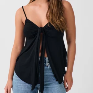 Tie singlet - Snygg svart linne med knytning framtill och smala axelband. Perfekt för en somrig look eller en utekväll. Den har en luftig passform och är tillverkad i ett mjukt material.