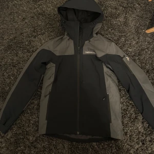 Peak Performance skidjacka - En skitsnygg, gråsvart skidjacka från Peak Performance i storlek S. Använd två veckor, iprincip nyskick. Jackan tål regn och snö utmärkt och har både Recco och snölås. Nypris 3500kr. Hör av er vid frågor! 😁