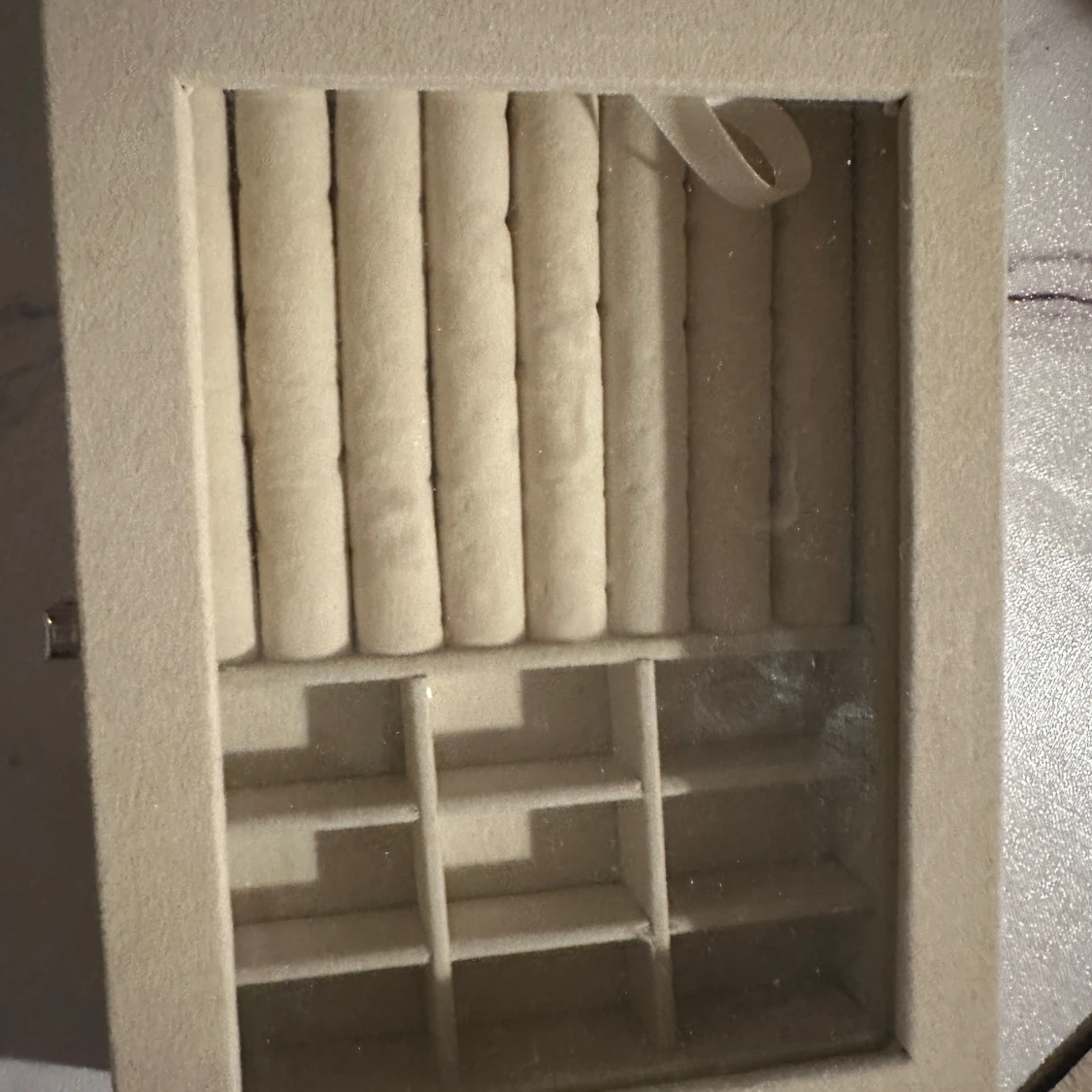 Beige smyckeskrin med glaslock