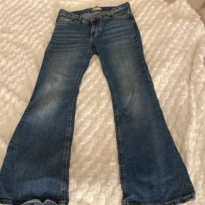 Blå jeans från Perfect Jeans (bootcut) - Snygga blå jeans från Perfect Jeans med en klassisk femficksdesign. De har en bekväm passform och är perfekta för en avslappnad stil. Jeansen har en knappgylf och bälteshällor.