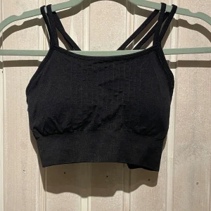 Tränings topp - Helt oanvänd tränings topp med ”bh” inbyggd! Pris går att diskutera 💘
