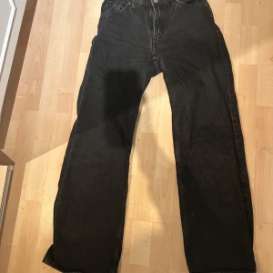 Svarta jeansbyxor monki - Snygga svarta jeansbyxor med klassisk design. De har en rak passform och är perfekta för en avslappnad stil. Byxorna har fem fickor och knappgylf. +frakt