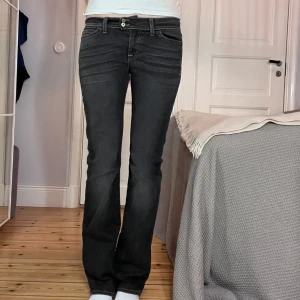 Low waist jeans - Grå/svarta jeans från Crocker, storlek 29/34, innrbenslängd är 86 och midja är 39 tvärs över, är 178cm för referens💕💕