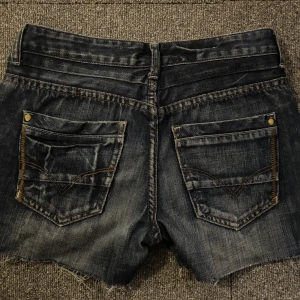 Lågmidjade jeans shorts - Ett par fina väldigt lågmidjade jeans shorts från GK jeans som tyvärr är för små och dermed säljs🤗
