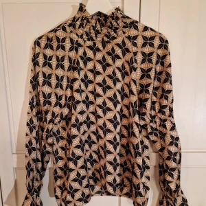 Snygg festblus från Rut & Cirle strl S - Snygg festblus från Rut & Cirle i strl S. Sparsamt anvönd så I mycket bra skick. Hämtas på plats eller skickas mot fraktkostnad.