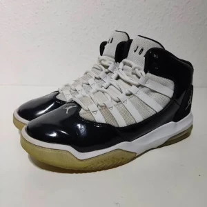 Jordans aura - Snygga Nike Air Jordans i svart och vit med hög snörning och en stilren design. Skorna har en blank yta och en tydlig logotyp på tungan. Säljer för att de är för små men annars en av mina favorit skor. Nypris 2200kr