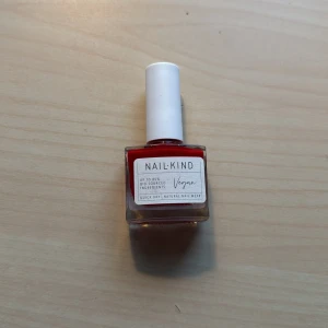 Rött nagellack från Nail Kind - Snyggt rött nagellack från Nail Kind med vegansk formula. Aldrig använd, säljer pga använder endast gellack. Har många fler nagellack på min profil. Endast seriösa köpare tack!