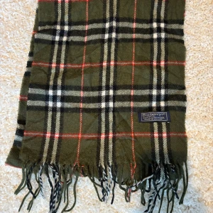 Burberry halsduk - Mörkgrön burberry halsduk i nyskick.