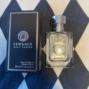 Versace pour homme Eau de Toilette - Säljer en elegant Versace pour homme Eau de Toilette. Flaskan rymmer 30 ml och har ungefär 10 ml kvar. Skriv för funderingar