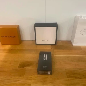 9PM Eau de Parfum från Afnan 100 ml - Upptäck 9PM Eau de Parfum från Afnan 100 ml, en elegant doft för kvällens äventyr. Förpackningen är stilren i svart med en stor siffra '9' i silver. Perfekt för den som vill göra ett intryck.