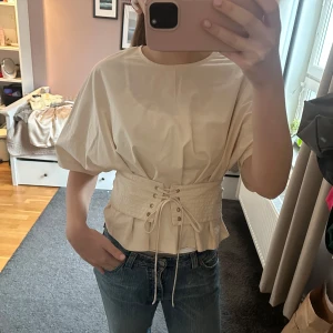 Cool tshirt  - Cool T-shirt från hm, med knytning som man justerar i midjan