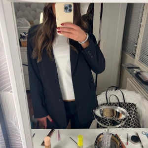 Svart kavaj  - Snygg svart kavaj från Bik Bok som aldrig kommit till användning. Passar bra till både vardag och fest