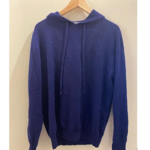 Blå hoodie - Säljer den här feta 100% Kashmir hoddien. Den är i storlek L men sitter mindre. (Jag är 176 och den sitter aningen stort på mig). Använd 1 gång därmed känns som ny! Har ni några frågor skriv! 