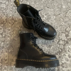  Dr. Martens platform - Dr. Martins platform i storlek 38! Endast använda en gång så de är i nyskick. Jag kan posta eller mötas i farsta/södra sthlm ⭐️⭐️ Nypris: 2.400kr. 