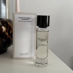 Zara Fashionably London Eau de Parfum - Helt ny parfym från Zara i doften Fashionably London, det var tyvärr inte min typ av doft därav säljer jag den. Doftnoter: bergamott, ros och mysk. 