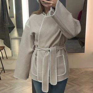 Beige kappa med knyt - Jättesnygg och trendig kappa som passar till både våren men även på vintern om man har en stickad tröja under💗Helt oanvänd! Köptes på trendhouse för 800, storleken är oklar, passar typ alla skulle jag säga.