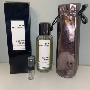 Mancera Cedrat Boise Eau de Parfum - Mancera Cedrat Boise Eau de Parfum. Doften har träiga, fruktiga och citrusaktiga noter, med inslag av puder, aromatiska toner, läder, sötma, varm krydda, animaliska inslag och vanilj. Nu kan ni köpa 5ml  av denna otroliga doft😄15kr/ml