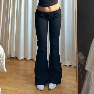 Svarta bootcut jeans lowwaist - Snygga svarta bootcut jeans med låg midja som tyvärr är korta på mig. Står ej storlek men midja tvärsöver är 41cm och innerbenslängd 80cm (bilder från förra ägare 165cm lång)💓