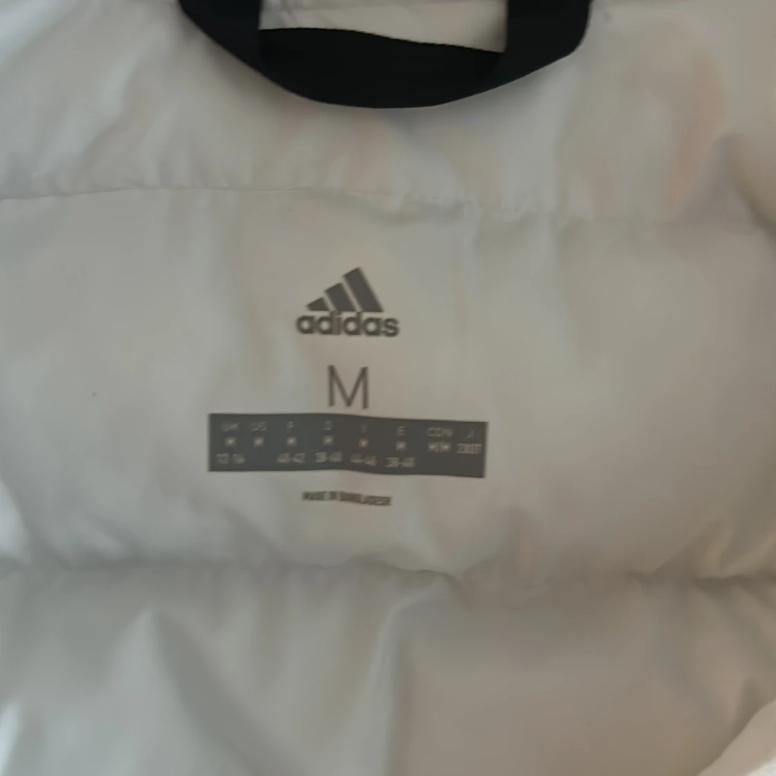 Vit pufferjacka från Adidas - 90