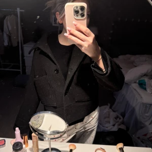 Superfin svart jacka från Kappahl.  - Säljer denna superfina jackan från Kappahl, passar till allt och är superskön. Lite nopprig men det kan jag lätt fixa åt säljaren. köpt för 900🧡