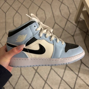 Skor  - Säljer mina helt nya jordans st 37,5 då dom inte passar mig. Jättesnygga och jättebra skick 