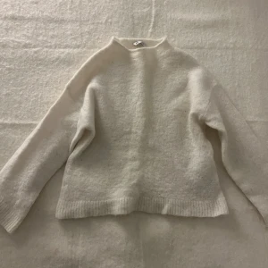 Vit mohair tröja - Vit mohair/ull tröja från Cubus. Tyvärr krympt i tvätten, var storlek S från början men sitter snarare som xxs nu. Har använts men är i bra skick.