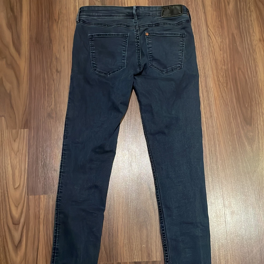 Mörkblå skinny jeans från H&M - 90