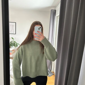 Stickad tröja - Superfin stickad tröja med halvpolo. Tröjan har nopprat lite men går superenkelt och få bort med noppbottagre. 