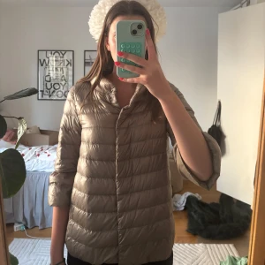 Superfin Beige jacka från Herno💕 - Snygg beige pufferjacka från Herno med trekvartsärmar💕 Den är lätt och bekväm att bära, vilket gör den till ett utmärkt val för höst och vår. I superfint skick och knappt använd💕