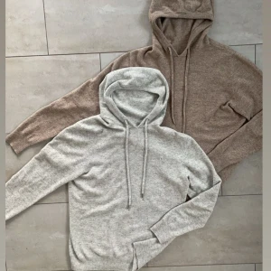 Merino ull hoodie - Hoodie av 100% merinoull. Helt nyskick. Storlek M. Kontakta  vid frågor! Färg: camel brown & grå.   650 kr / st 