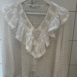Blus från only  - Söt blus från only i storlek Xs som är använd 1 gång endast så den är i nyskick! Väldigt söta spets detaljer 