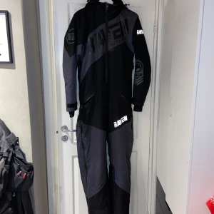 Raven battle ready overall - Säljer nu min grymt fina raven overall, 1-2 säsonger gammal men riktigt fint skick, Storlek XS Män