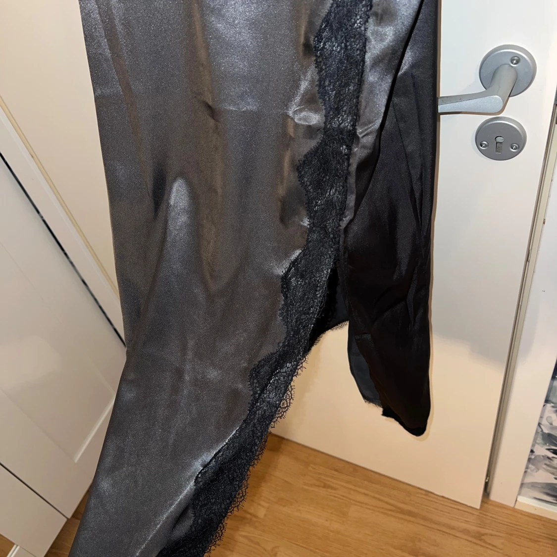 Svart långklänning med spetsdetaljer - 92