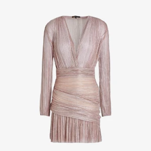 Klänning   - Säljer en fantastisk glittrig rosa klänning från Maje med v-ringning och långa ärmar, perfekt för en festlig kväll. Den är tillverkad i ett skimrande material som ger en lyxig känsla. Använd 1 gång och skickar även med prislappen/etiketten som den kom med ☺️💖