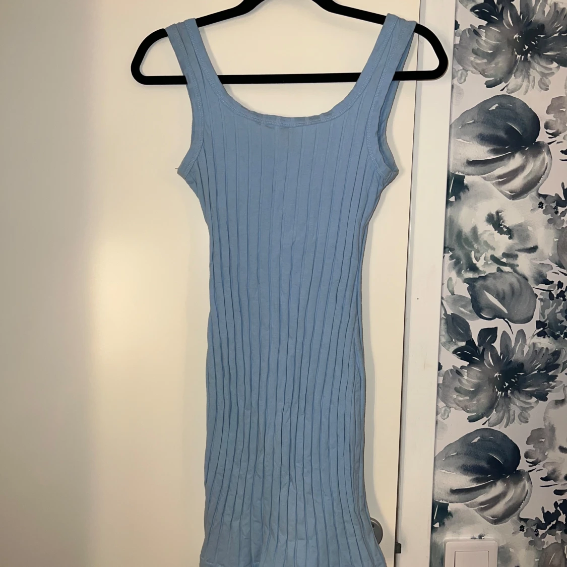 Ljusblå ribbad klänning från Gina Tricot - 90