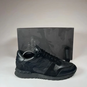 Valentino Rockrunner Skor - Valentino Rockrunner Skor | Detta är marknadens fetaste, populäraste & mest eftertraktade sko i vinter! | Skick 9.5/10, EXTREMT BRA! | Storlek 41, men passar nog även 42 då de är lite större i storleken enligt oss | ALLT OG - box & extra snören medföljer | Priset är alltid diskuterbart vid snabb affär! | Nypris 8515kr | Hör mer än gärna av dig vid minsta möjliga fråga eller fundering så svarar vi med glädje! |  / GardeGrisch - Registrerat företag 😄
