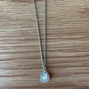 Lily and rose halsband  - Lily and rose amelie halsband. I färgen crystal. Använt Max 2 gånger. 