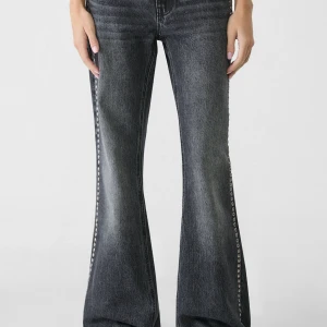 Jeans - Säljer dessa coola jeans ifrån Strandivarius i storlek 34🙌 Helt nya med prislapp kvar!💓