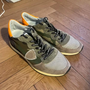 Philippe model skor - Tja nu säljs dessa Philippe model skor som nästan är oanvända och är i väldigt bra skick. Finns inga defekter på dem. Vårat pris för dessa ligger på 999 och nypris ligger de på över 3500 så du får ett riktigt kap! Storleken är 42 men skulle mer säga att Philippe model skor passar som en storlek högre så 43 funkar också! Om du har några frågor eller vill ha fler bilder är det bara att fråga 🙋‍♂️😇