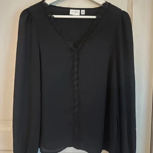 VILA BLUS  - Super fin blus från VILA med spets! Säljer denna då den knappt kommer till användning längre! Pris kan alltid diskuteras🤍