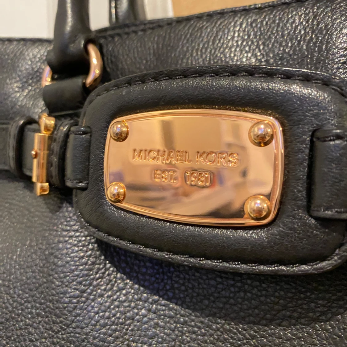 Svart skinnväska från micheal kors - 93