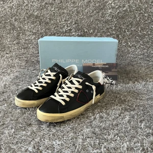 Philippe Model - Tjena! Säljer nu mina snygga skor ifrån Philippe Model. Skicket på skorna är 10/10, helt nya. Skorna är i storlek 40. Allt orginal medföljer! Vid fler frågor/bilder är det bara och höra av sig! 