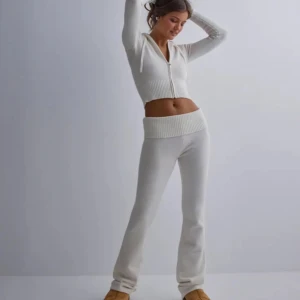 Vitt sett - Snyggt vitt stickat sett från Nelly! Knappt använt, både tröja och byxor är i storlek S. Hör av er för fler bilder!💕 Priset kan diskuteras!