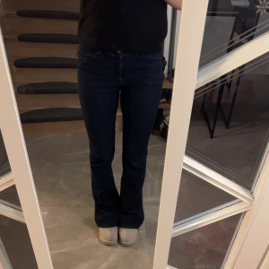 Mörkblå bootcut jeans - Säljer helt oanvända super fina jeans ifrån Tommy Hilfiger! Jag skulle säga att dom är lite mer midwaist, sitter super bra på❣️ Jag är 164 och dom är lite långa på mig  Mått:  •Innerbenslängd: 80 cm  •mått över midjan: 37 cm