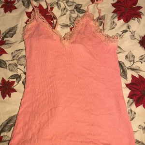 spets linne - ett linne med spets som är i bra skick och har använts några få gånger. köpte linnet för 69 kr. banden går att justera💓