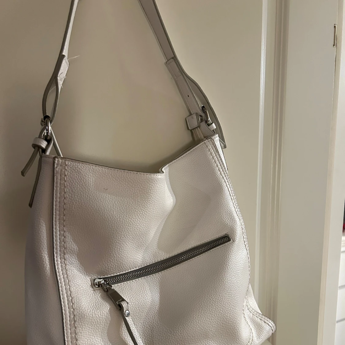 Vit axelväska med dragkedja