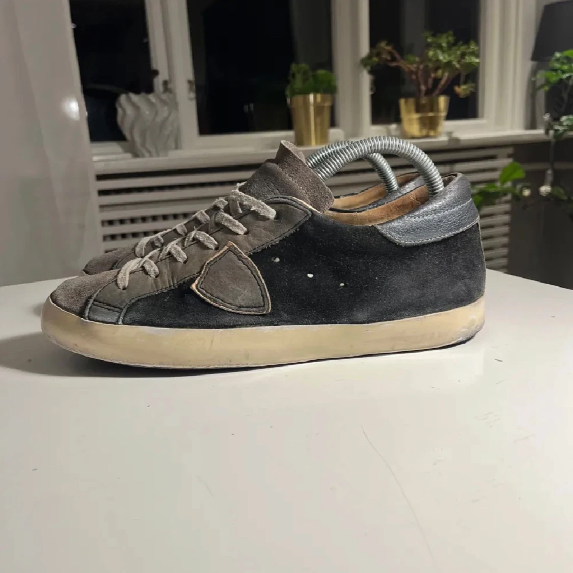 Grå svarta philippe model sneakers med snörning