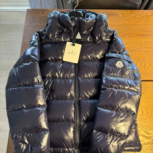 Moncler Maya - Moncler Maya, storlek 2 motsvarar M. Tags ingår vid köp, fungerande scan. Minsta funderin? Hör av er!